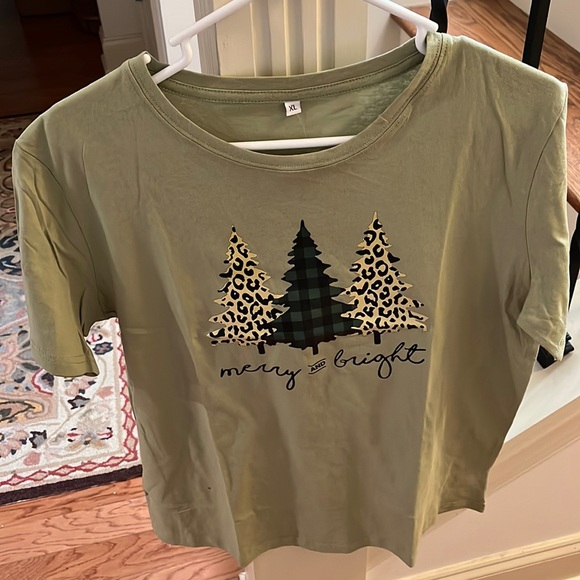 Olive Green 'Merry & Bright' Leopard and Plaid Trees Tee/NWT/XL - Picture 3 of 7